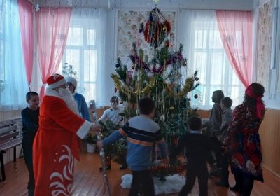 Новогоднее представление «Новый год стучится веткой ели»